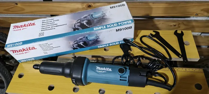 Rectificadora Makita M9100B con potencia sólida - 5
