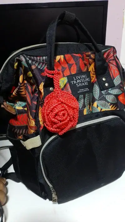Mini monedero de rosa tejido a crochet - miniatura 1
