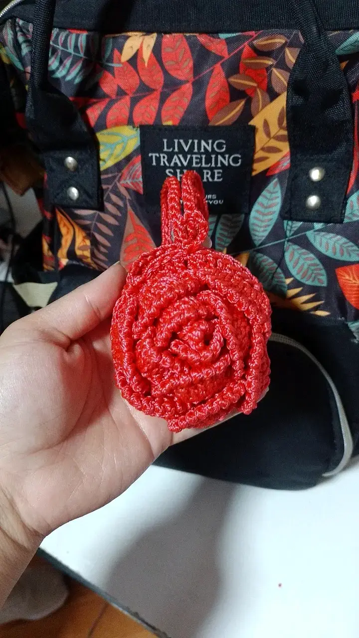 Mini monedero de rosa tejido a crochet - 2