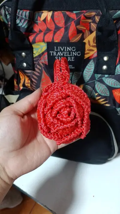Mini monedero de rosa tejido a crochet - miniatura 2
