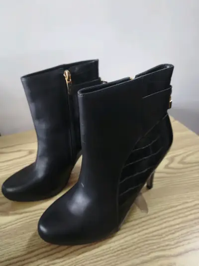 Botines de cuero negro con tacón alto - miniatura 2