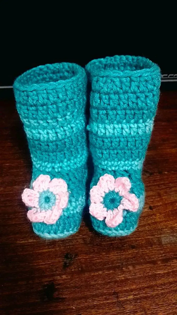 Botitas tejidas a crochet para bebé color turquesa - 2