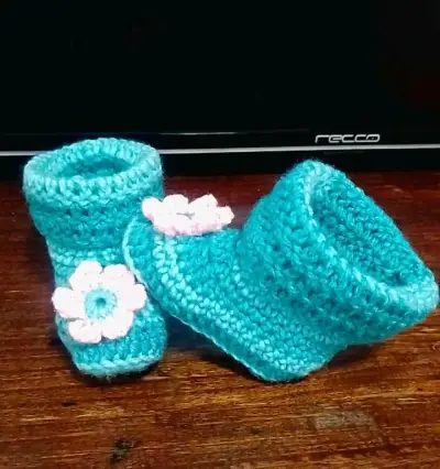 Botitas tejidas a crochet para bebé color turquesa - miniatura 3