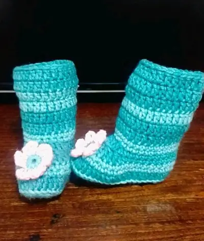 Botitas tejidas a crochet para bebé color turquesa - miniatura 4