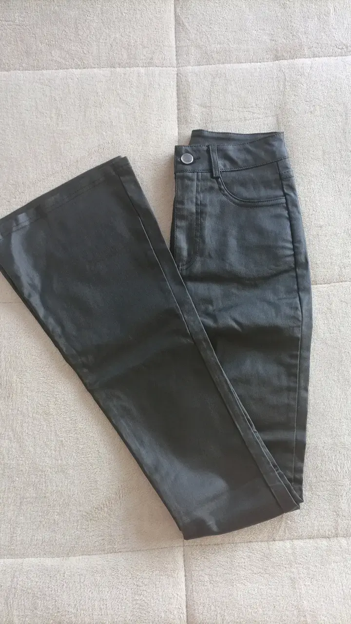 Pantalones negros de cuerina para mujer - 1