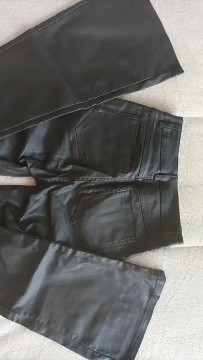 Pantalones negros de cuerina para mujer - miniatura 2