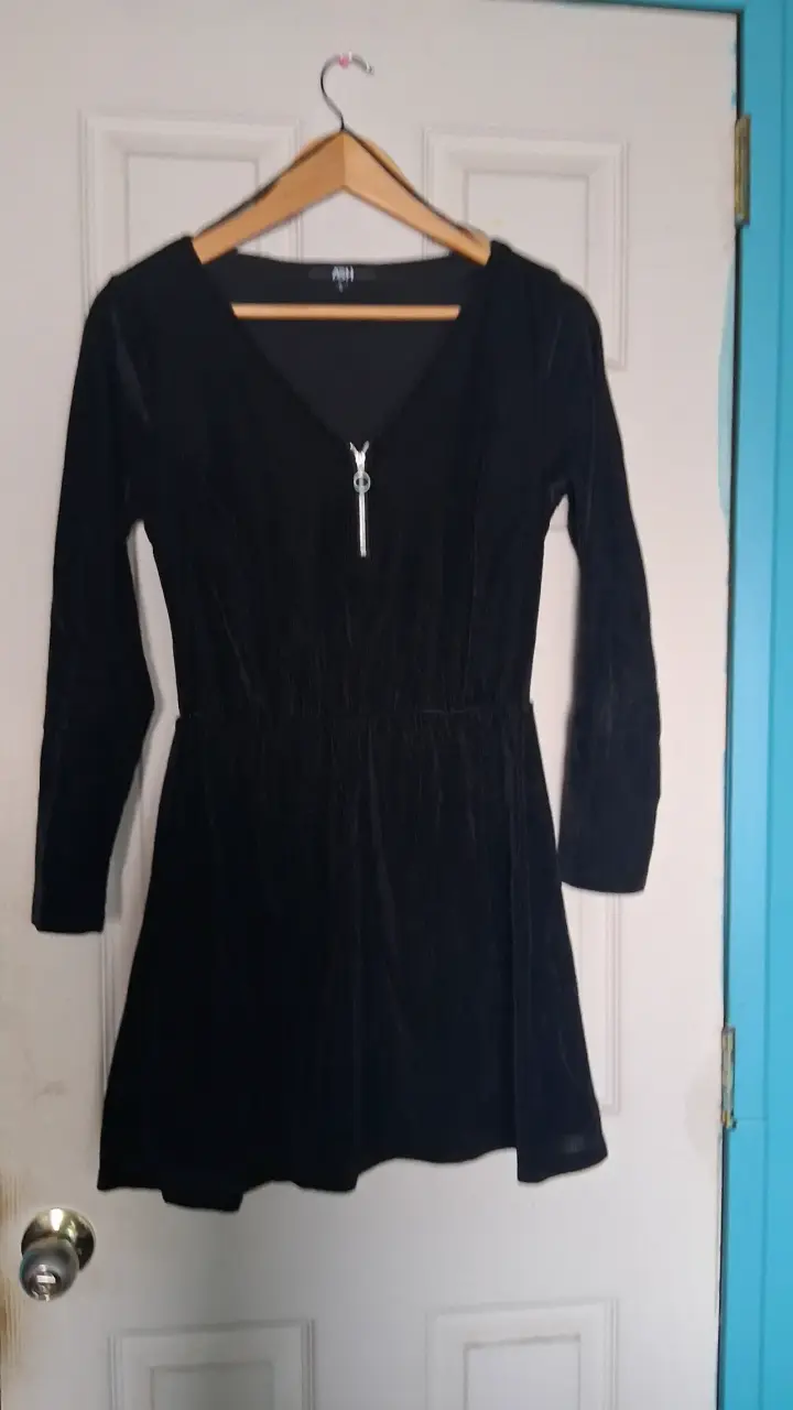 Vestido negro con cierre frontal
