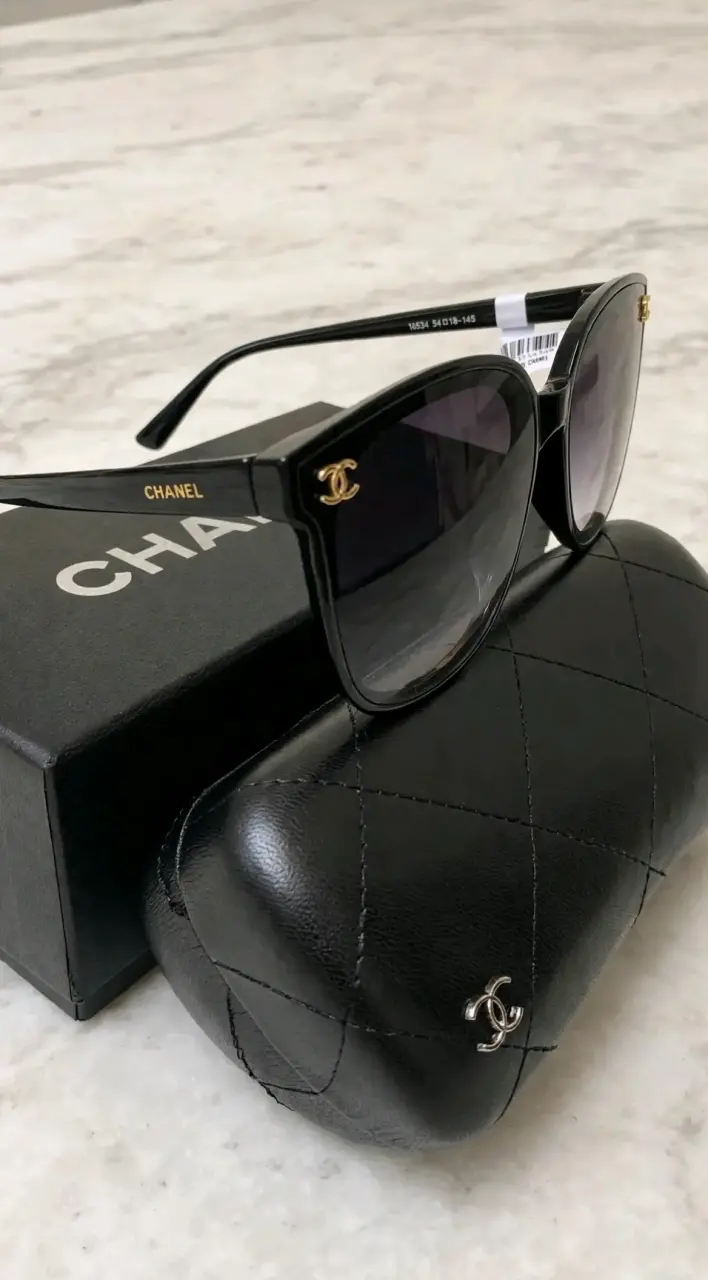 Gafas de Sol Chanel Negras con Estuche - 2