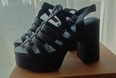 Sandalias Gotta negras de plataforma con tiras - miniatura 1