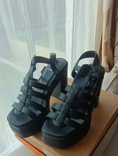 Sandalias Gotta negras de plataforma con tiras - miniatura 2