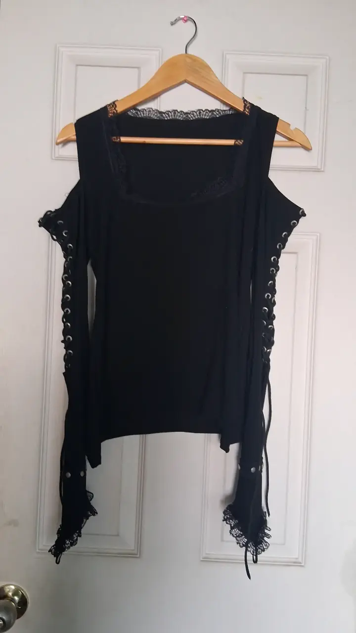 Blusa negra con encaje y cordones - 1