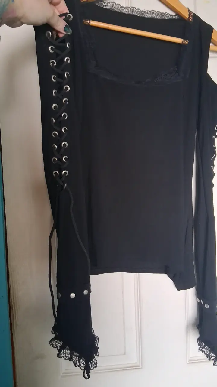 Blusa negra con encaje y cordones - 2