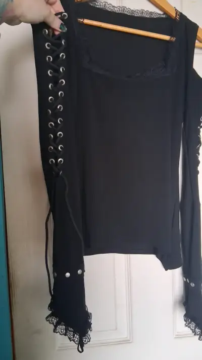 Blusa negra con encaje y cordones - miniatura 2
