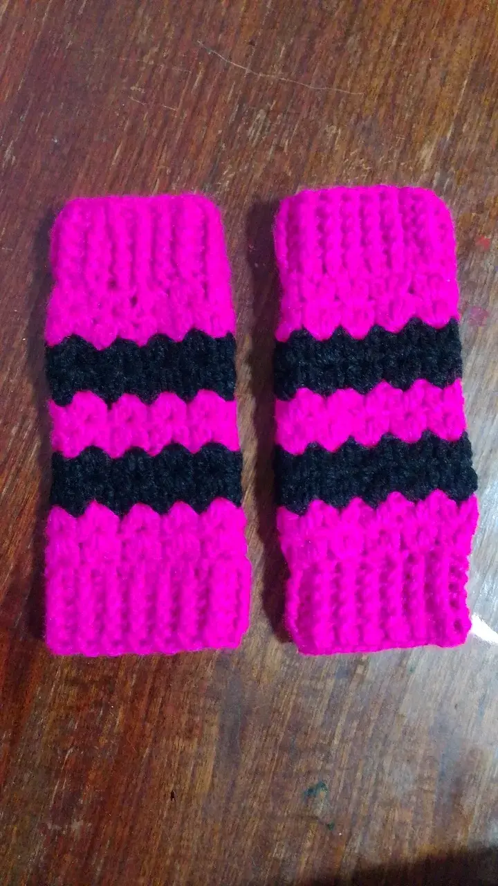 Polainas tejidas a crochet fucsia y negro