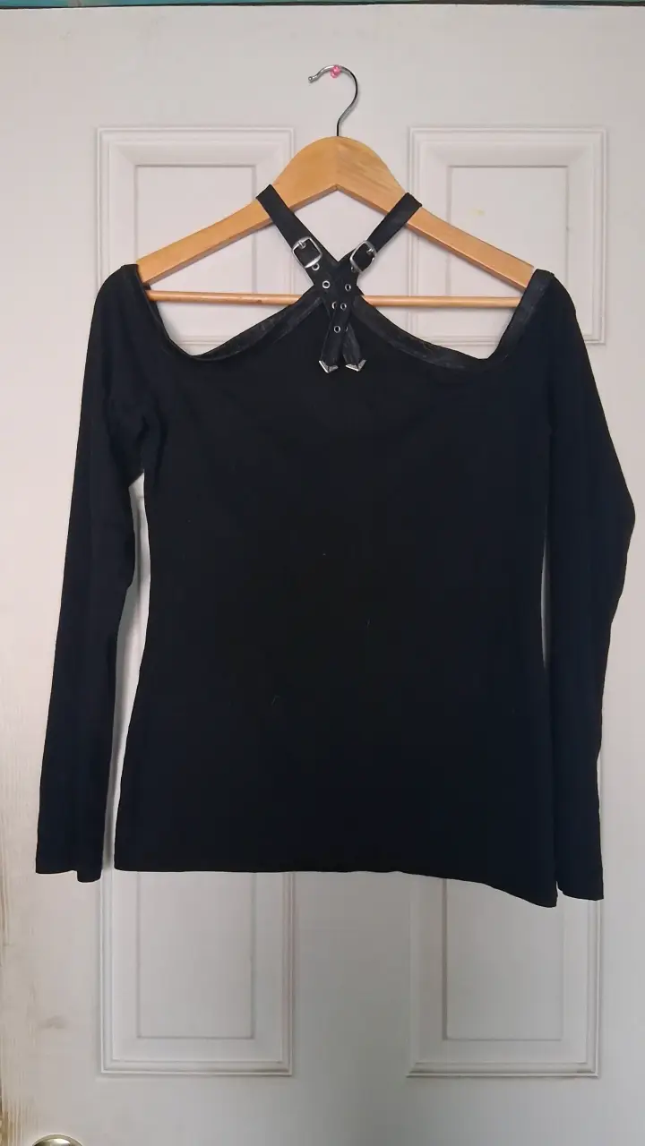 Polera negra con tirantes decorativos