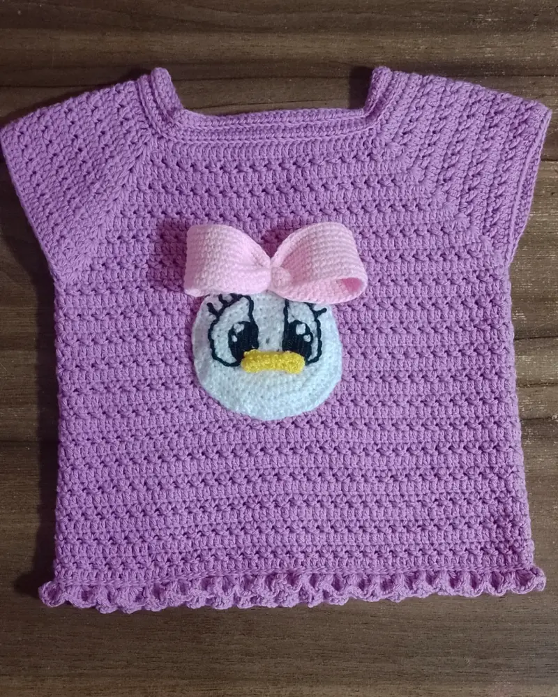 Polera tejida a crochet para niña con diseño de personaje