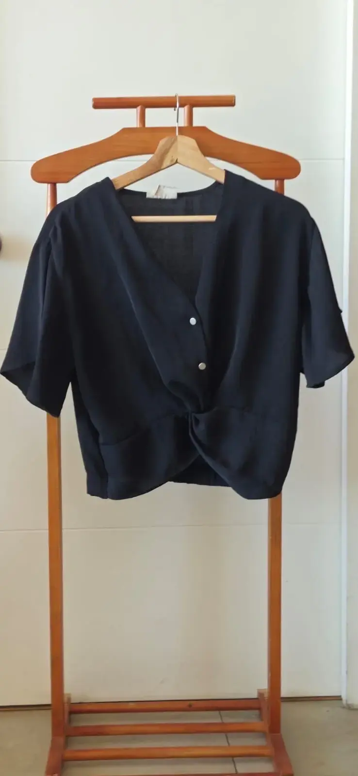 Blusa negra de lino para mujer