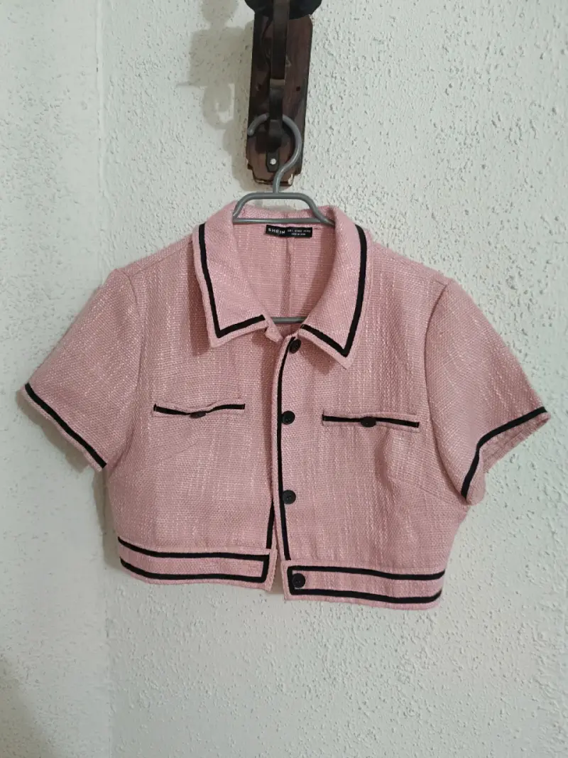 Chaqueta corta rosa Shein con detalles negros - 1