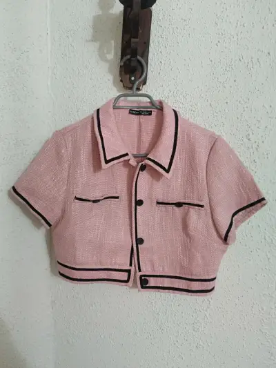 Chaqueta corta rosa Shein con detalles negros - miniatura 1