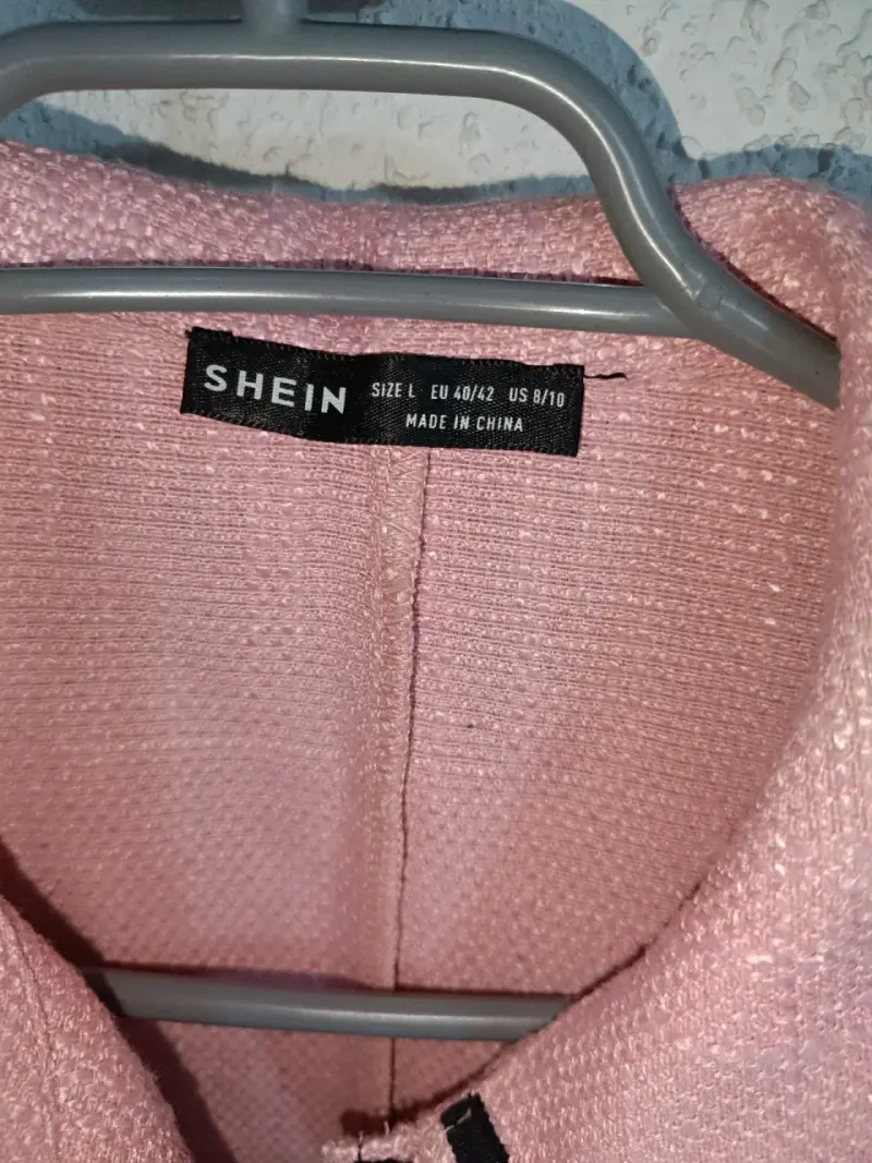 Chaqueta corta rosa Shein con detalles negros - 2