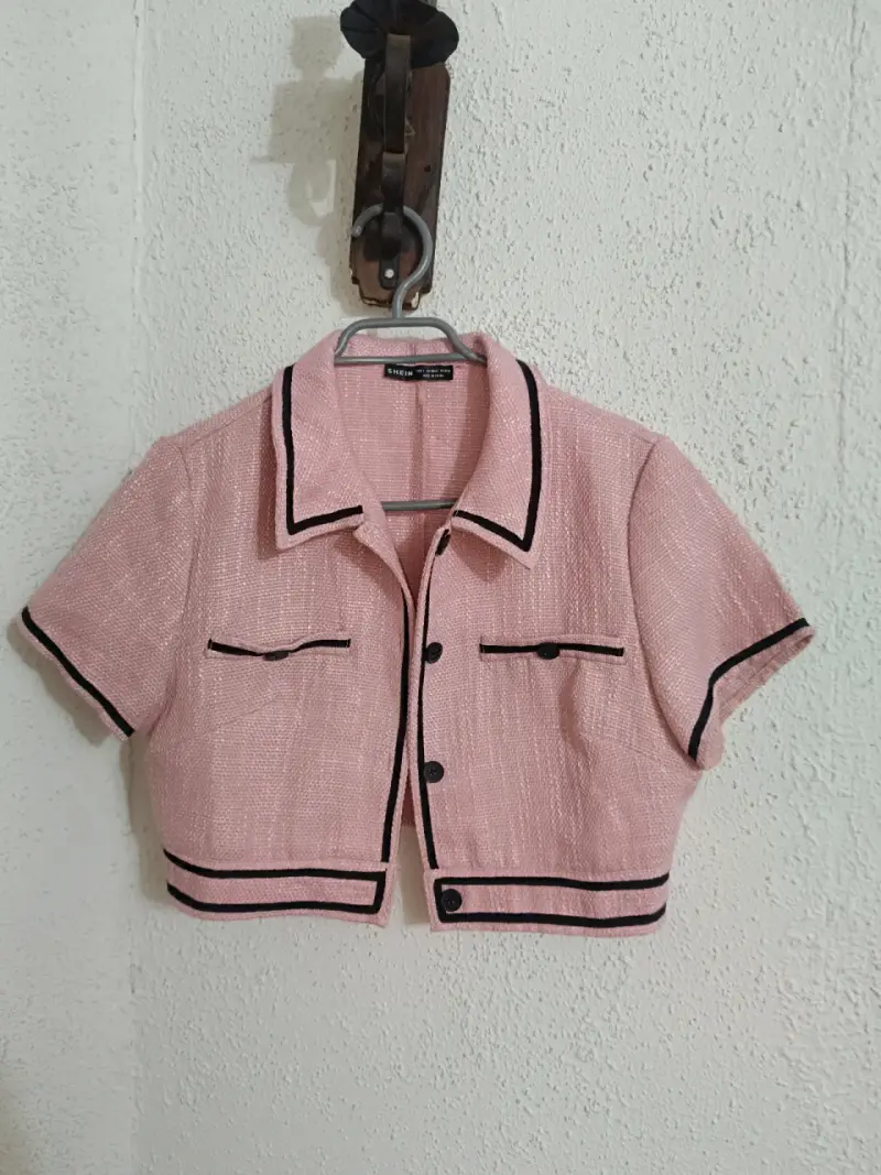 Chaqueta corta rosa Shein con detalles negros - 3