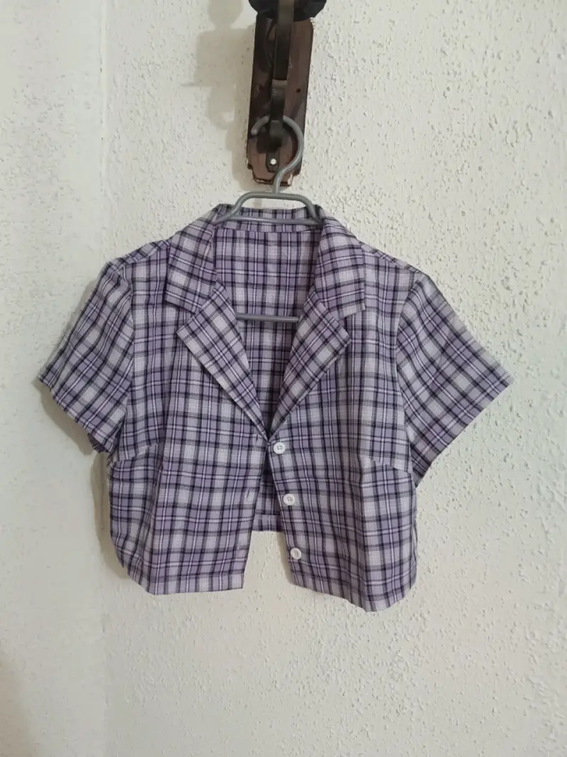 Blusa corta a cuadros morados para mujer