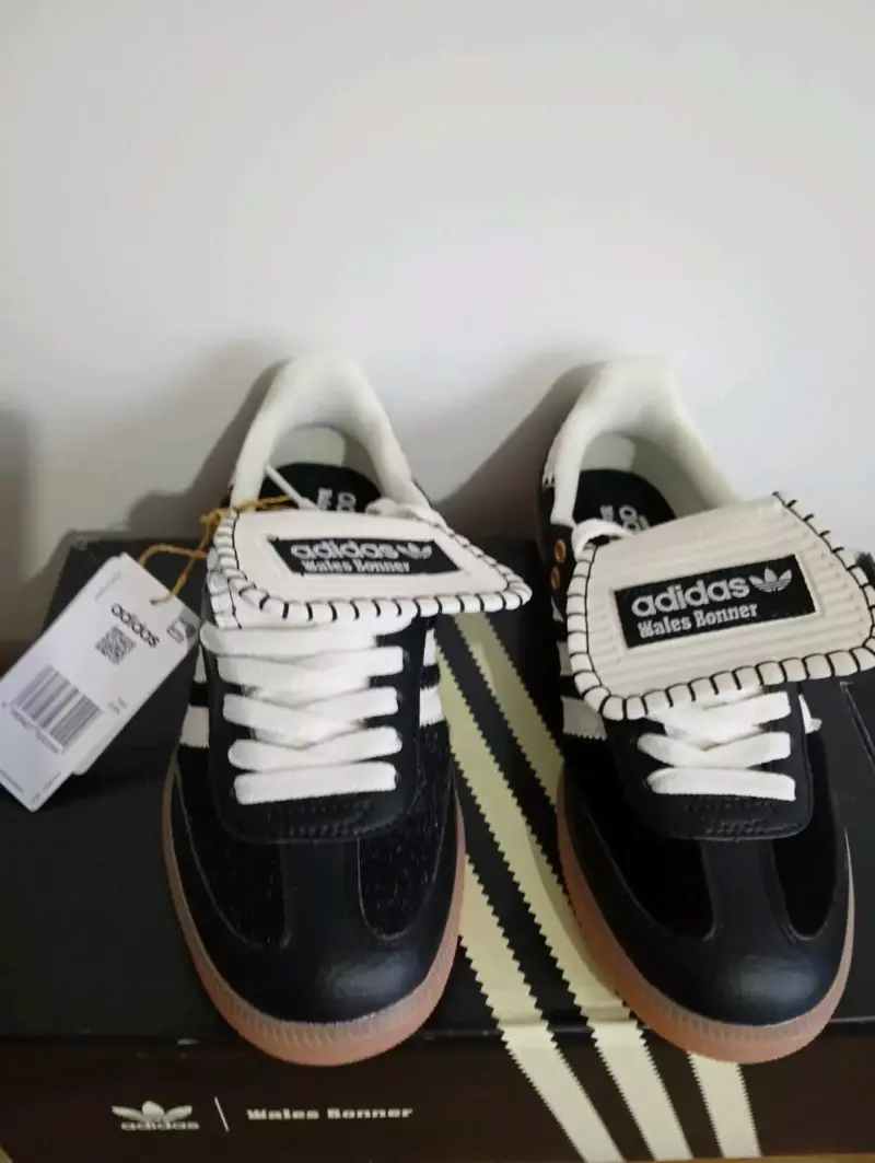 Zapatillas Adidas Wales Bonner negras con detalles blancos - 1