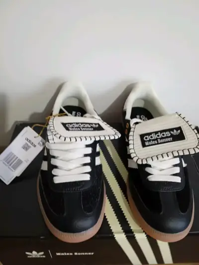 Zapatillas Adidas Wales Bonner negras con detalles blancos - miniatura 1