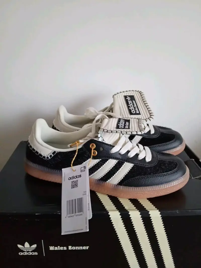 Zapatillas Adidas Wales Bonner negras con detalles blancos - 2