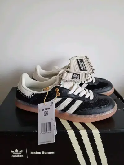 Zapatillas Adidas Wales Bonner negras con detalles blancos - miniatura 2