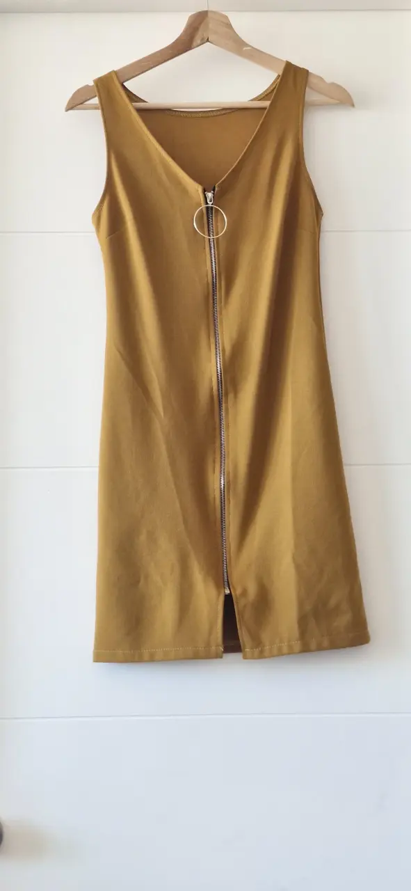 Vestido sin mangas mostaza con cierre frontal
