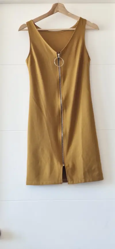 Vestido sin mangas mostaza con cierre frontal - miniatura 1