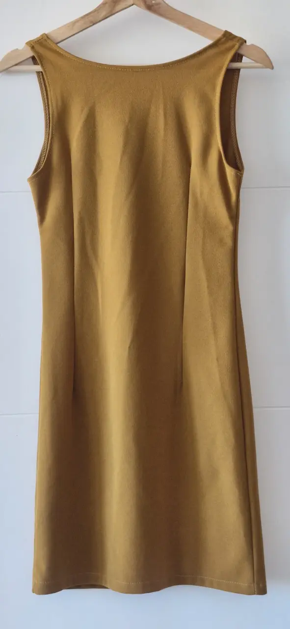 Vestido sin mangas mostaza con cierre frontal - 2