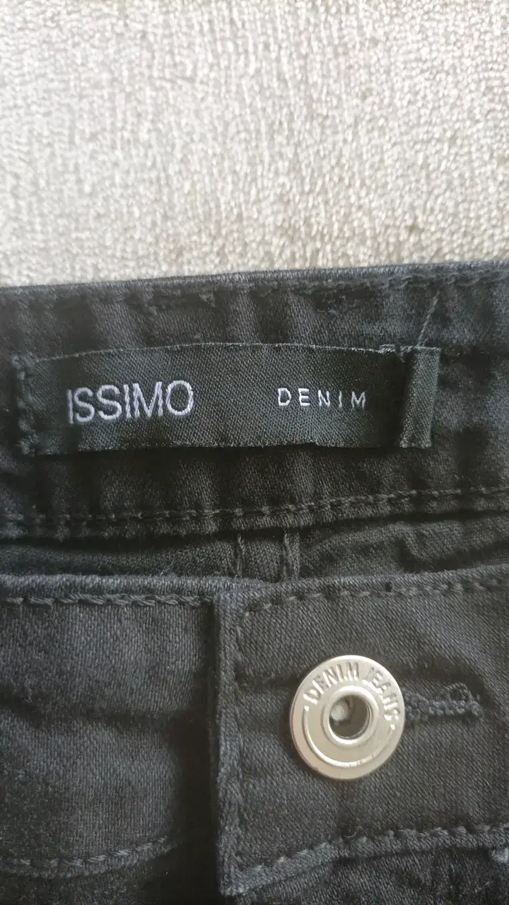 Jeans negros de mezclilla con detalles desgastados - 2