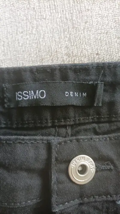 Jeans negros de mezclilla con detalles desgastados - miniatura 2