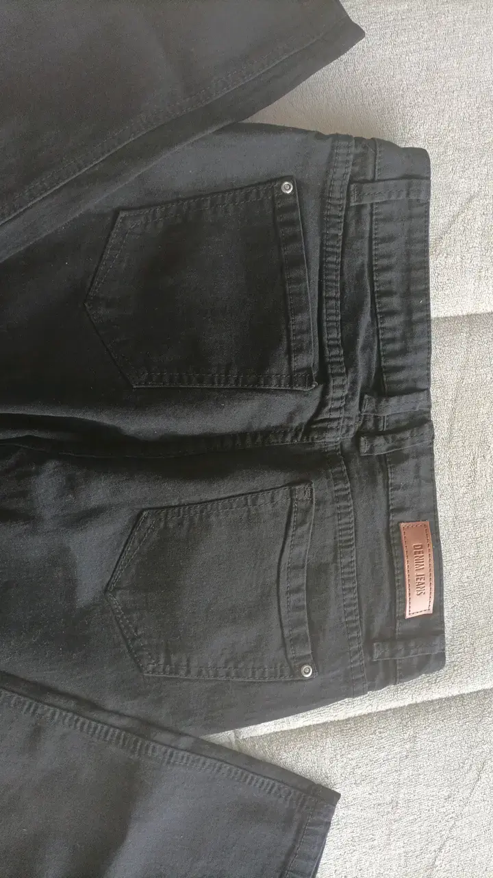 Jeans negros de mezclilla con detalles desgastados - 3