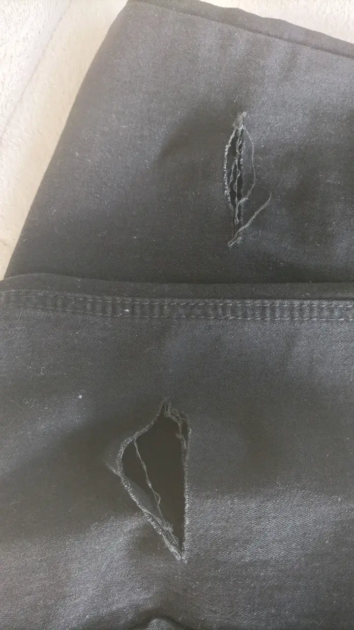 Jeans negros de mezclilla con detalles desgastados - 4