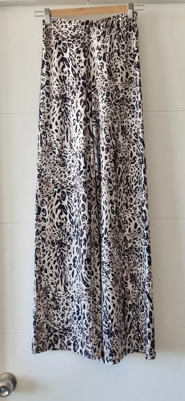 Pantalones flare con estampado animal print