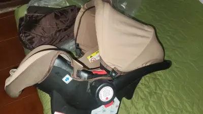 Coche de bebé con silla de auto beige - miniatura 1
