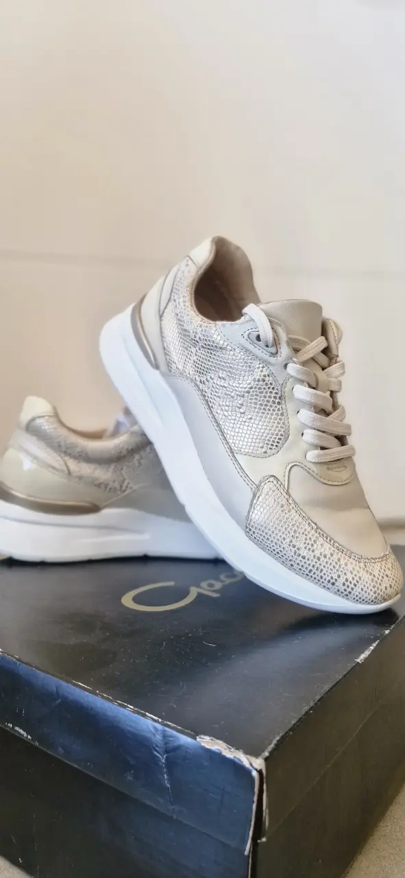 Zapatillas beige con diseño de serpiente