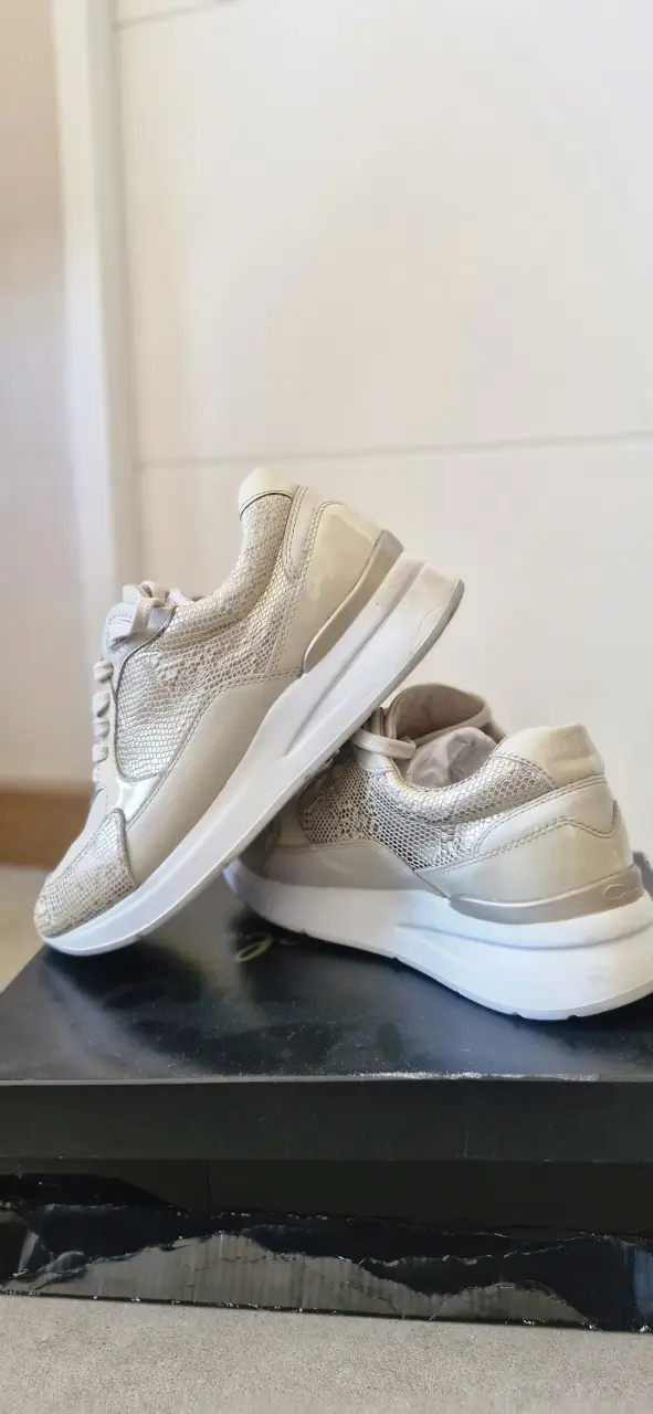 Zapatillas beige con diseño de serpiente - 2