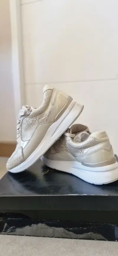 Zapatillas beige con diseño de serpiente - miniatura 2