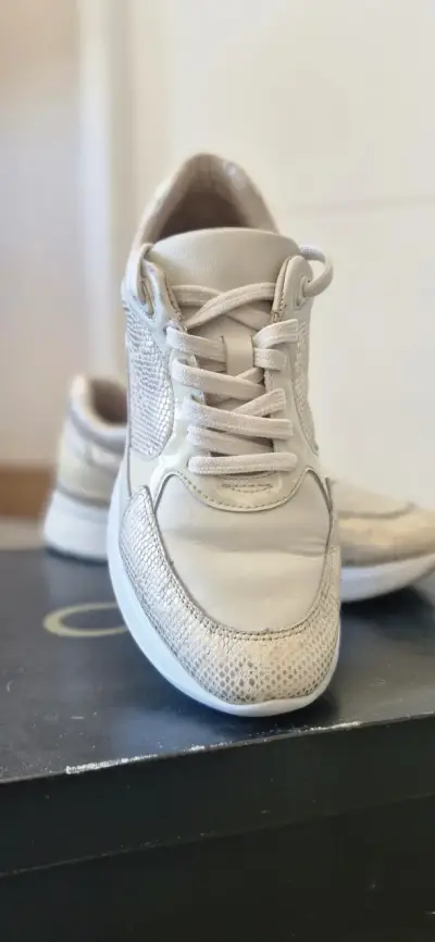 Zapatillas beige con diseño de serpiente - miniatura 3