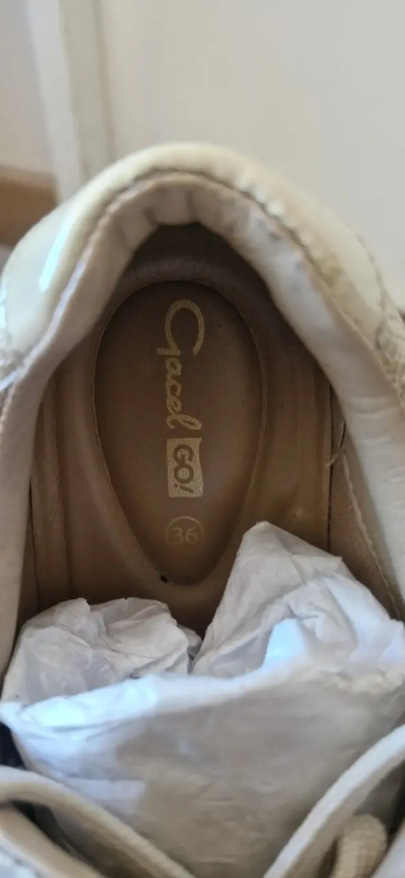 Zapatillas beige con diseño de serpiente - 4