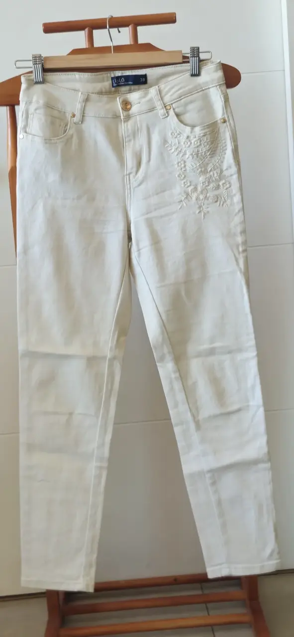 Pantalones de mezclilla blancos con bordado Liolà