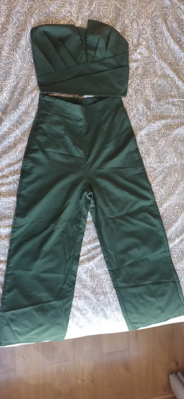 Conjunto de pantalón y top verde elegante