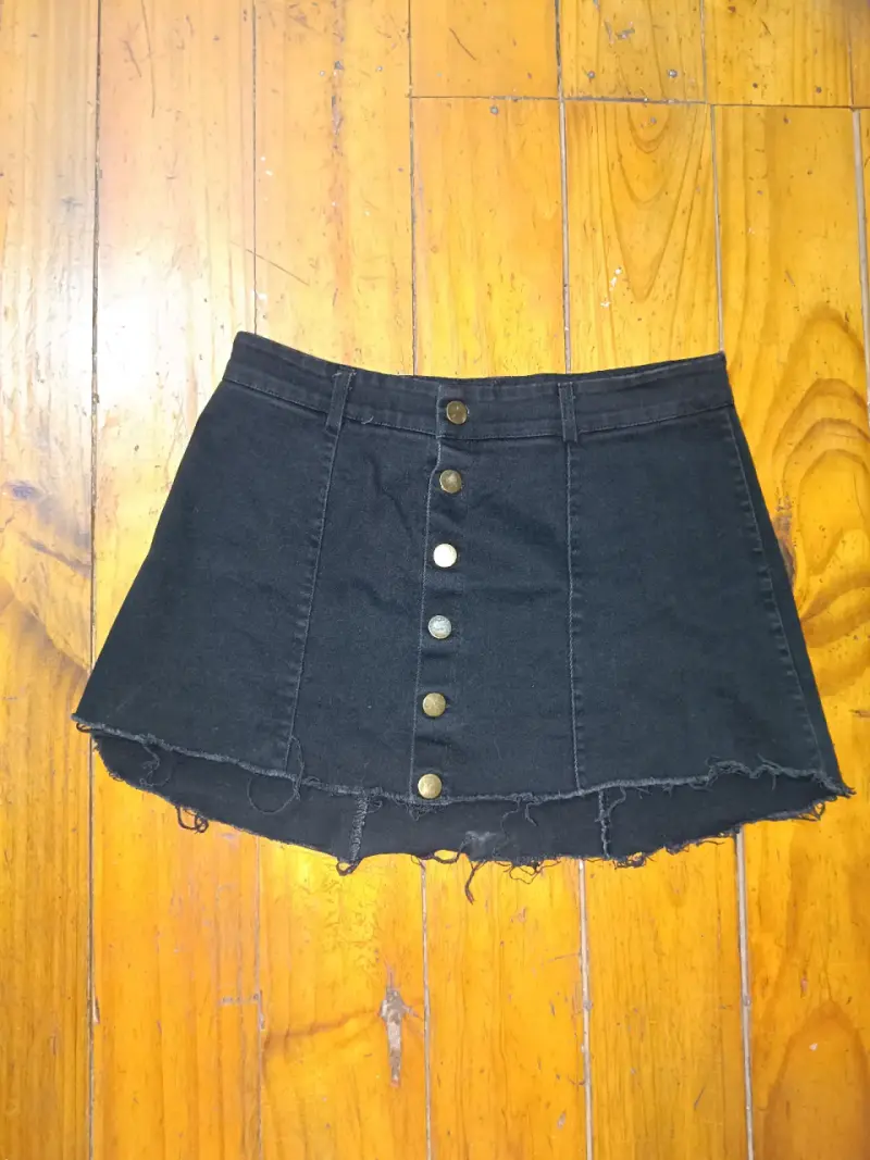 Minifalda de mezclilla negra con botones
