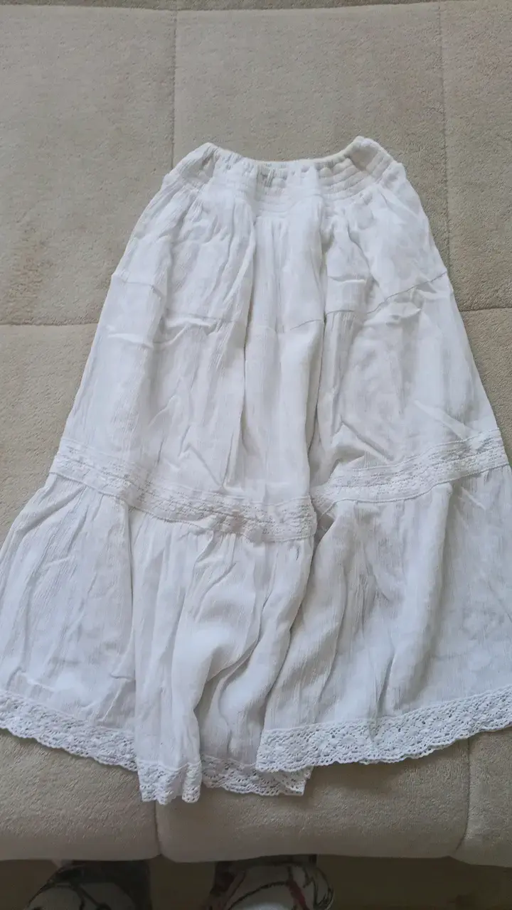 Falda blanca de algodón con encaje