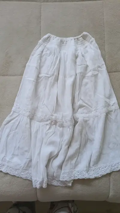 Falda blanca de algodón con encaje - miniatura 1