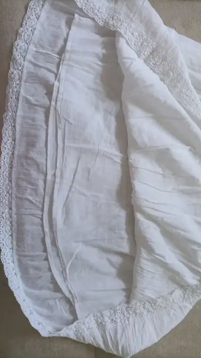 Falda blanca de algodón con encaje - miniatura 2